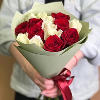 15 троянд білих і червоних