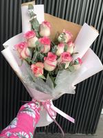 11 біло-рожевих троянд з евкалиптом