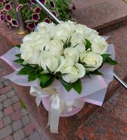 Коробка з 19 білих троянд