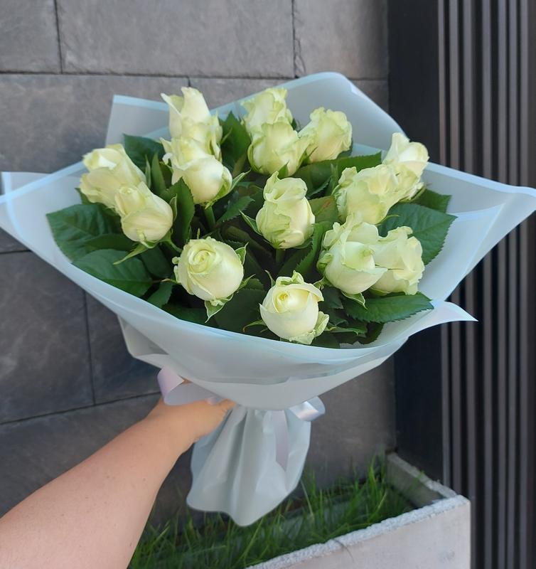 15 білих полтавських троянд