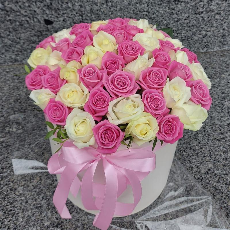 Коробка з 51 білої та рожевої троянди