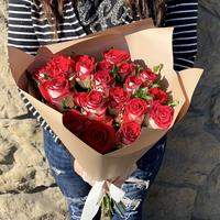 Букет із 19 червоно-білих троянд