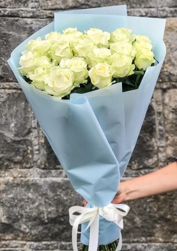 Букет із 25 білих троянд