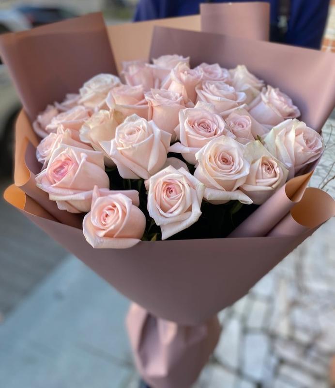 25 ніжно-рожевих троянд