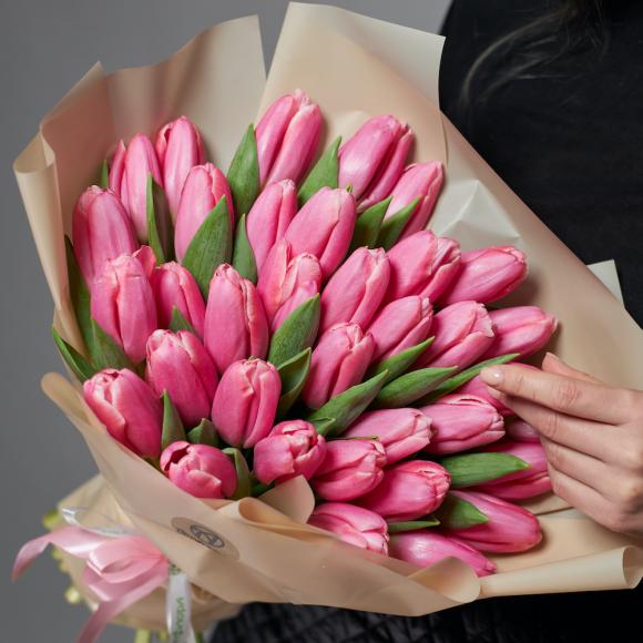 35 рожевих тюльпанів