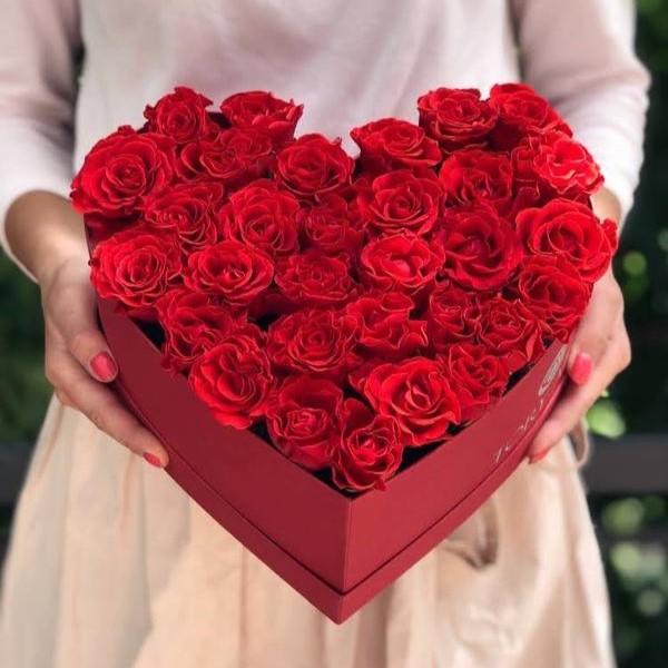 Коробка серце з 31 троянди