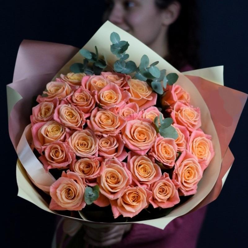 29 рожевих троянд з евкаліптом