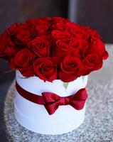 Коробка з 25 червоних троянд