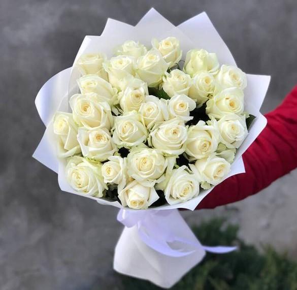 25 білих троянд