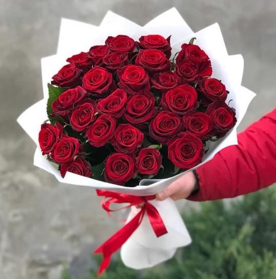 25 червоних троянд