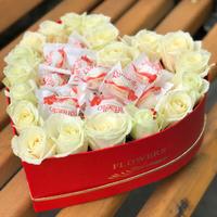 Коробка-серце з 19 білих троянд з раффаело