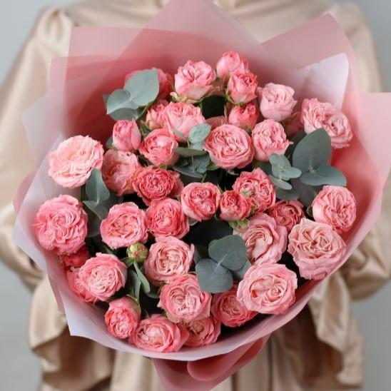 9 кущових піоновидних троянд Мадам Бомбастик